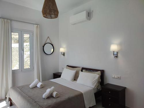 Tempat tidur dalam kamar di Sifnos "Sofia apartments" sea view
