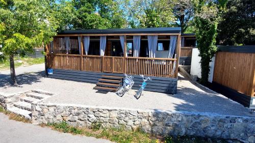 a couple of bikes parked in front of a building at MOBILE HOMES SELCE - Alpe Jadran MOBIL in Selce