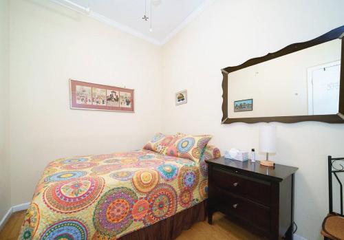 1 dormitorio con cama, tocador y espejo en Spacious 1 Bedroom Unit in Prime Location, en Nueva York