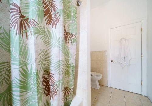 baño con cortina de ducha con hojas de palmera en Spacious 1 Bedroom Unit in Prime Location, en Nueva York