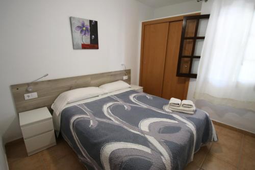 ミアミ・プラトーヤにあるCasas Blancas 35のベッドルーム1室(靴2本付)