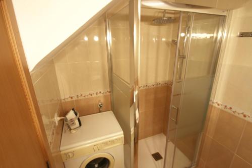 ミアミ・プラトーヤにあるCasas Blancas 35のバスルーム(シャワー、洗濯機付)