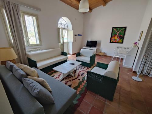 a living room with a couch and a table at Casa Titì in Cefalù