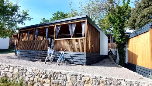 a building with a bike parked in front of it at MOBILE HOMES SELCE - Alpe Jadran MOBIL in Selce