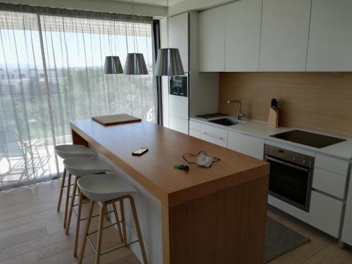Kuchyň nebo kuchyňský kout v ubytování Holiday Rentals at Camiral, a Quinta do Lago Resort