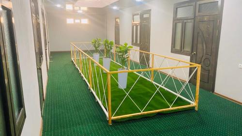 una camera con un davanzale con piante di Registan Family Hotel a Samarkand