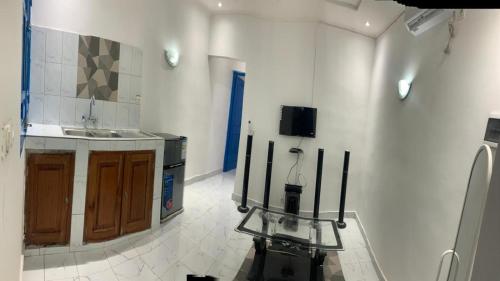 uma cozinha com um lavatório e uma bancada em Auberge chez le P 