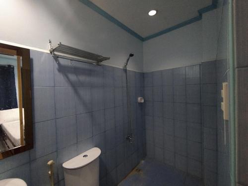 een badkamer met een douche en een toilet. bij RedDoorz @ Raj Inn Guimaras in Oracon