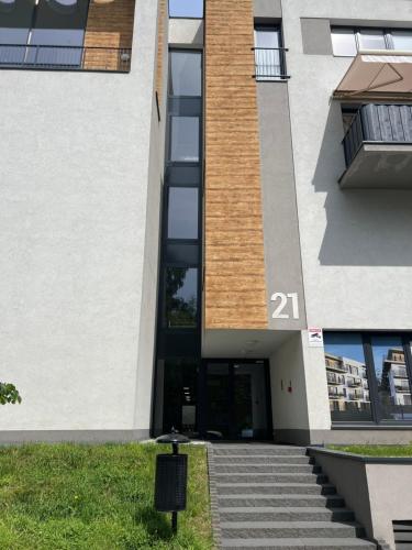 un edificio con una escalera que conduce a una puerta en Apartament Augustynika en Dąbrowa Górnicza