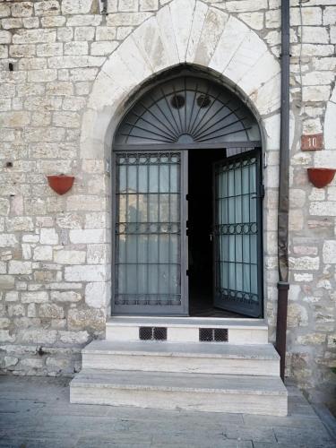 an entrance to a building with a window and stairs at Piazza Matteotti 10 in Assisi