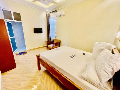 Кровать или кровати в номере Dodoma Star Lounge
