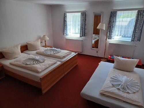 Postel nebo postele na pokoji v ubytování Hotel Zittauer Hütte