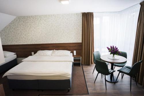 Habitación de hotel con cama y mesa en Apartmány Banff en Bešeňová