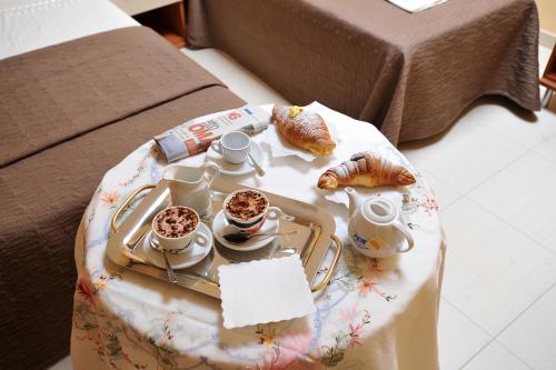 un vassoio con caffè e croissant su un tavolo di B&B Casa Augello a San Giovanni Rotondo