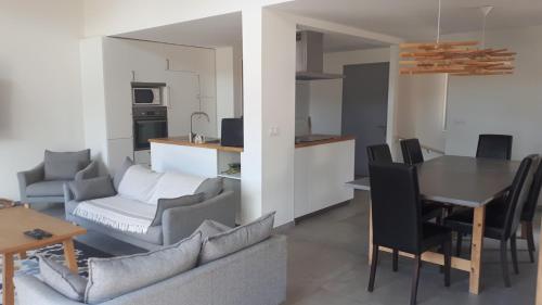 une cuisine et un salon avec une table et des chaises dans l'établissement SCI Francau, à Valdeblore