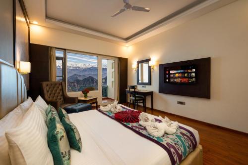 ダルハウジにあるGrand View Hotelのベッドルーム(ベッド1台、動物の詰め物付)