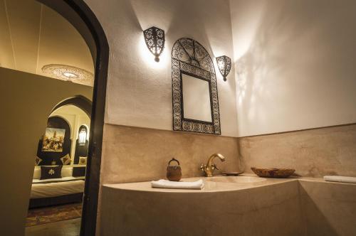 y baño con lavabo y espejo. en Riad Maud, en Marrakech