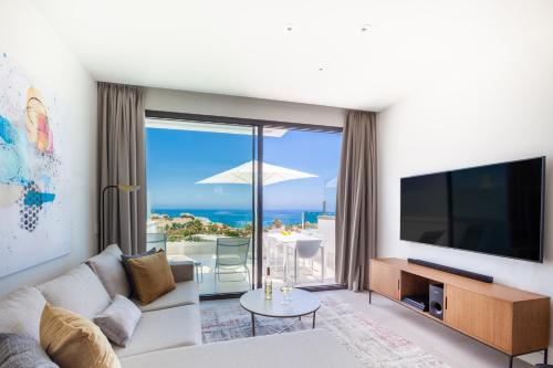 Televisyen dan/atau pusat hiburan di Seaview Residence with private pool