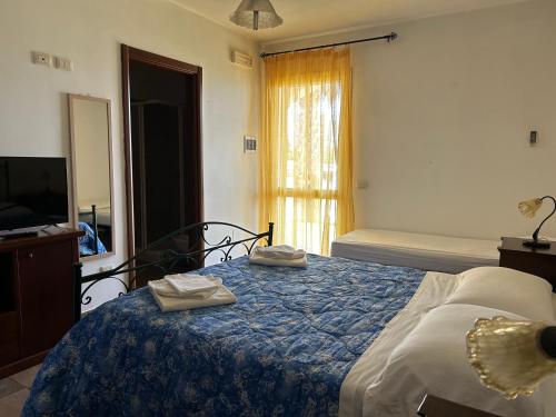 una camera da letto con un letto e due asciugamani di Agriturismo La Lucia a Sant'Isidoro