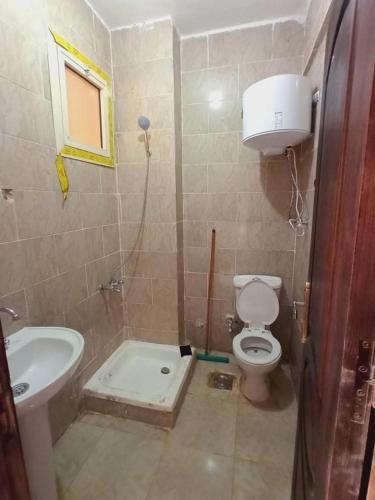 شالية غرفة قرية بلولاجون في رأس سدر: حمام مع مرحاض وحوض استحمام ومغسلة