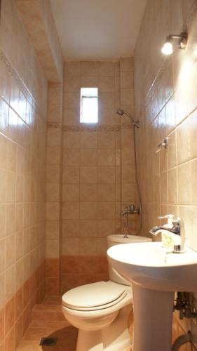 un baño con inodoro y lavabo en Kallithea Eco-Village, en Kallithea Halkidikis