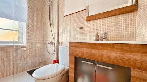 un baño con inodoro y lavabo en Click & Guest - Maspalomas Dunes Whisper, en San Bartolomé