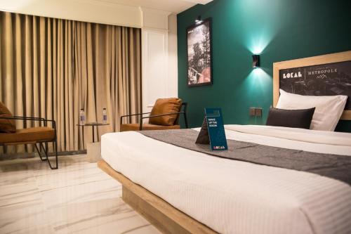 Ένα ή περισσότερα κρεβάτια σε δωμάτιο στο LOKAL Rooms x Murree Valley View