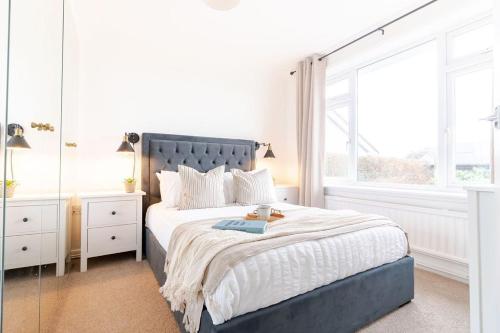 Un dormitorio con una cama grande y una ventana. en Rosandric, en Bude
