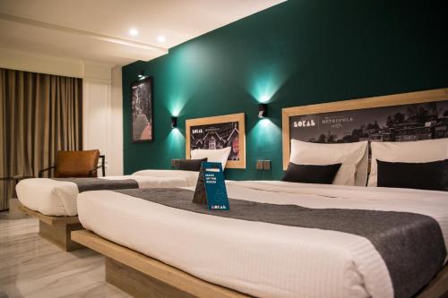 Ένα ή περισσότερα κρεβάτια σε δωμάτιο στο LOKAL Rooms x Murree Valley View