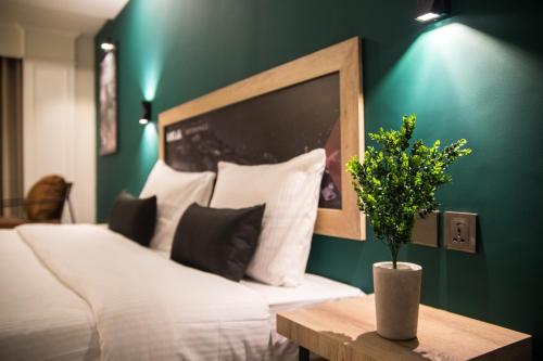 Ένα ή περισσότερα κρεβάτια σε δωμάτιο στο LOKAL Rooms x Murree Valley View