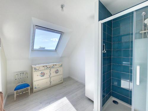 La salle de bains est pourvue d'une douche et d'une fenêtre. dans l'établissement Cap Sterenn, à Quiberon