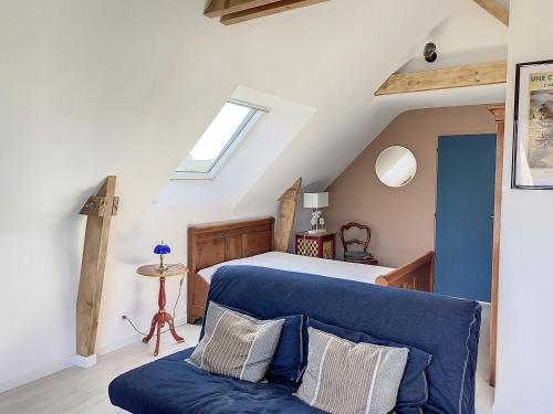 - une chambre avec un lit bleu et un canapé bleu dans l'établissement Cap Sterenn, à Quiberon