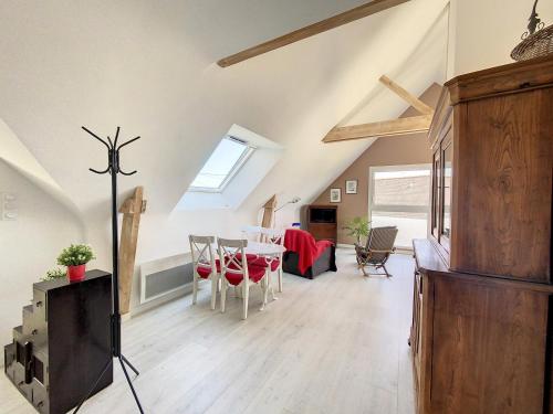 un salon avec une table et une salle à manger dans l'établissement Cap Sterenn, à Quiberon