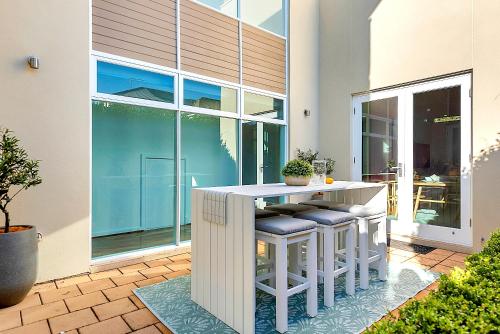 Kawasan patio atau luaran di Stylish Home, Family - Walk to Pub,Cafes, 1KM CBD!