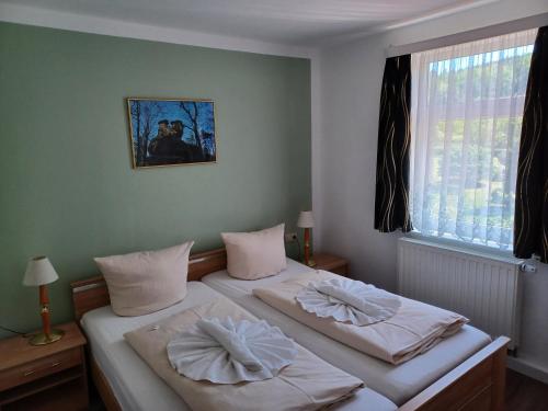 Una cama o camas en una habitación de Hotel Zittauer Hütte
