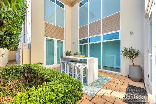 Taman di luar Stylish Home, Family - Walk to Pub,Cafes, 1KM CBD!