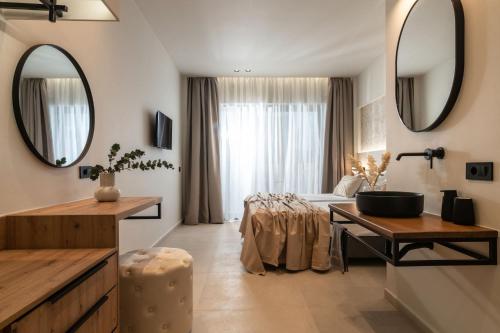 アリケスにあるEnigma Rooms - 100m from Alykes beach, by ZanteWizeのベッドと洗面台と鏡のある寝室