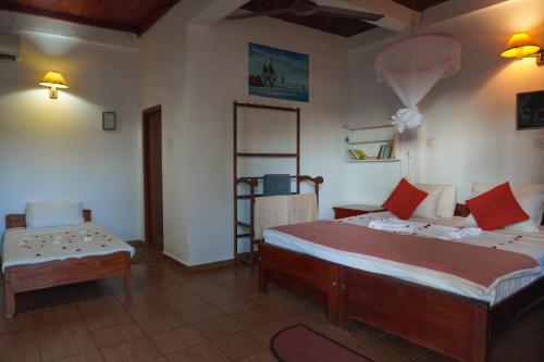 Postel nebo postele na pokoji v ubytování Shanthi Beach Resort