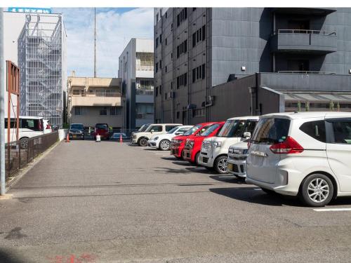 Une rangée de voitures garées sur un parking dans l'établissement The Grand Court Tsu Nishi, à Tsu