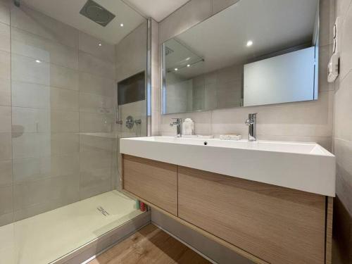 une salle de bain avec un lavabo blanc et un miroir dans l'établissement Bellavista, à Beausoleil