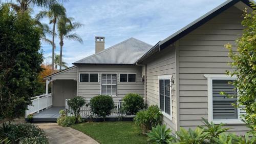 ein weißes Haus mit einem Zaun davor in der Unterkunft 'Wagstaffe Cottage' by HolidayCo in Booker Bay
