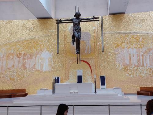 a statue of a woman on a crucifix in a church at Maison proche Fatima batalha in Reguengo do Fetal