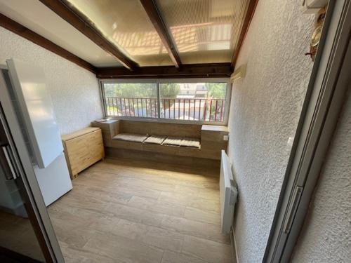 une chambre vide avec une grande fenêtre dans un bâtiment dans l'établissement appartement bord de mer Martigues, à Martigues