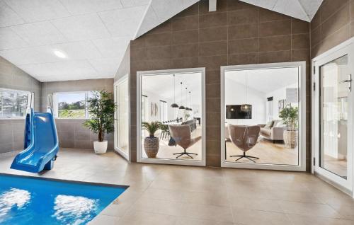 Bazén v ubytování Pet Friendly Home In Ålbæk With Sauna nebo v jeho okolí