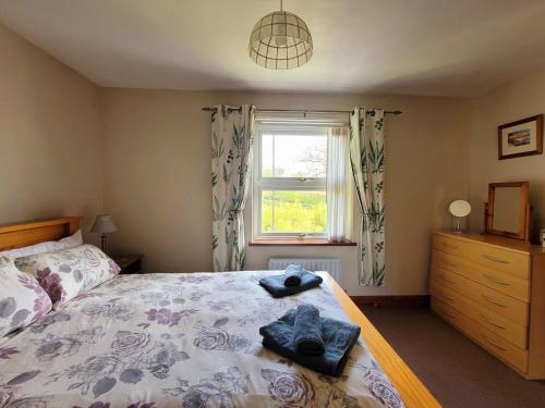 1 dormitorio con 1 cama con toallas en Glens Reach Laugharne en Laugharne