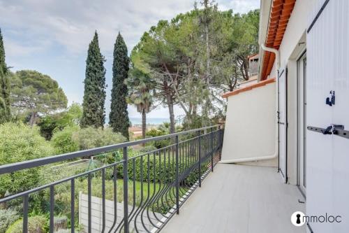 un balcon avec vue sur l'océan dans l'établissement Air-conditioned house in residence with swimming pool and tennis court, à Villeneuve-Loubet