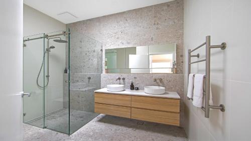 Un baño de 'Oceano Escape' by HolidayCo