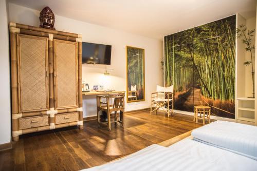 um quarto com uma cama, uma mesa e cadeiras em Landhotel Beverland bei Münster em Ostbevern
