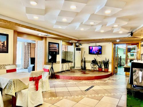 烏蘭巴托的住宿－Kharaa Hotel & Restaurant，客厅配有桌子和电视