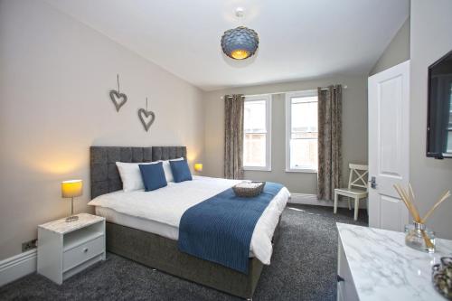 ヨークにあるSkeldergate View Apartmentsのベッドルーム1室(大型ベッド1台、青い毛布付)